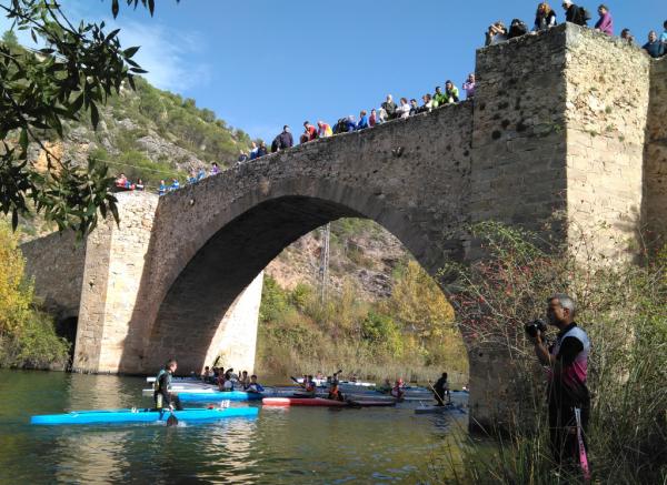 BROCHE DE ORO PARA EL PIRAGÜISMO CUENCA CON CARÁCTER