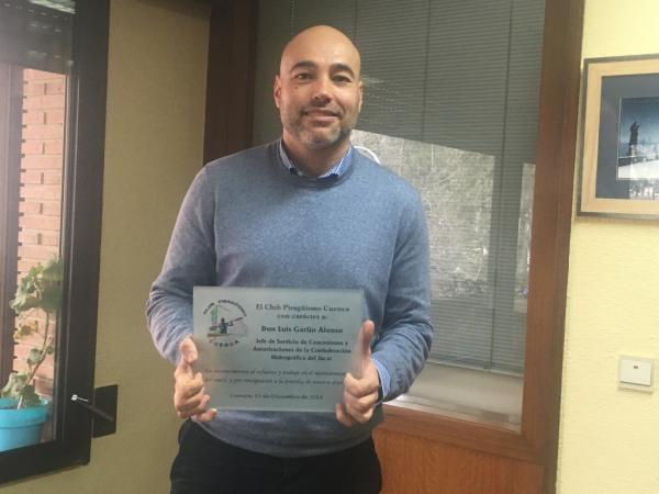 ENTREGA DE PLACA DE AGRADECIMIENTO A LUIS GARIJO, DE LA CHJ