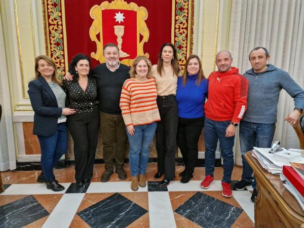 El alcalde se compromete a mejorar la accesibilidad de la zona de embarque con un nuevo pantalán